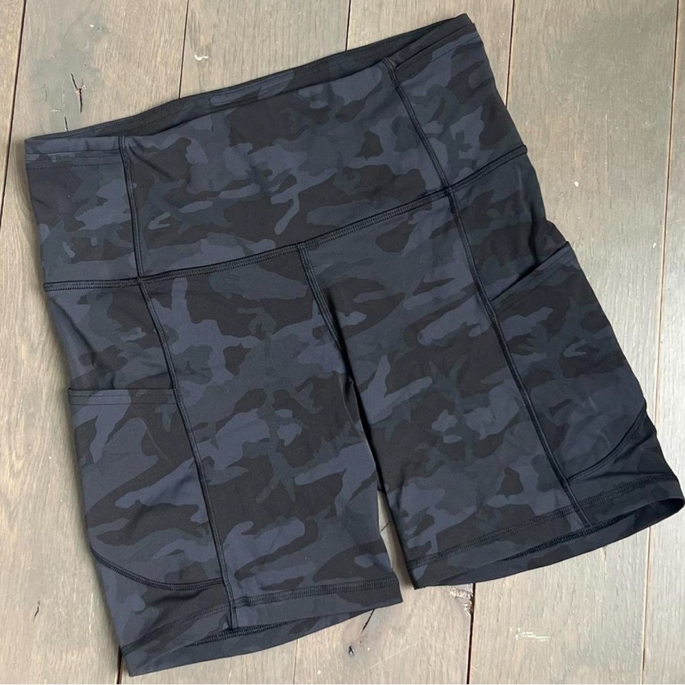 LULULEMON FAST AND FREE 6” BLACK CAMO BIKER SHORTS